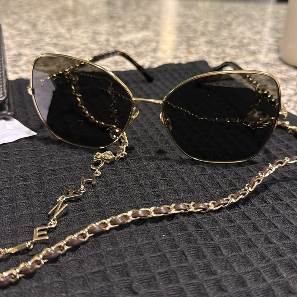 Chanel CC interlocking butterfly Sunglasses with chain - Picture 11 of 13